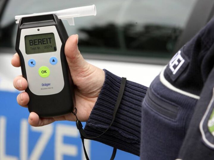 Trunkenheitsfahrt in Dormagen: Mann stürzt in den Grünstreifen und will sich „ausruhen“