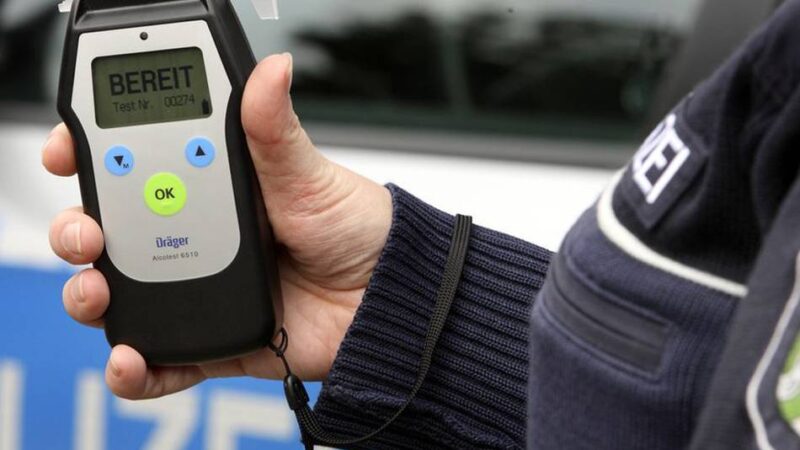Trunkenheitsfahrt in Dormagen: Mann stürzt in den Grünstreifen und will sich „ausruhen“