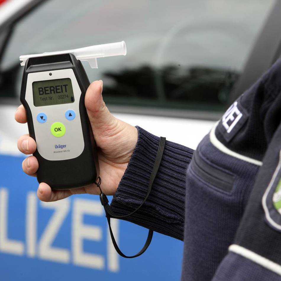 Trunkenheitsfahrt in Dormagen: Mann stürzt in den Grünstreifen und will sich „ausruhen“