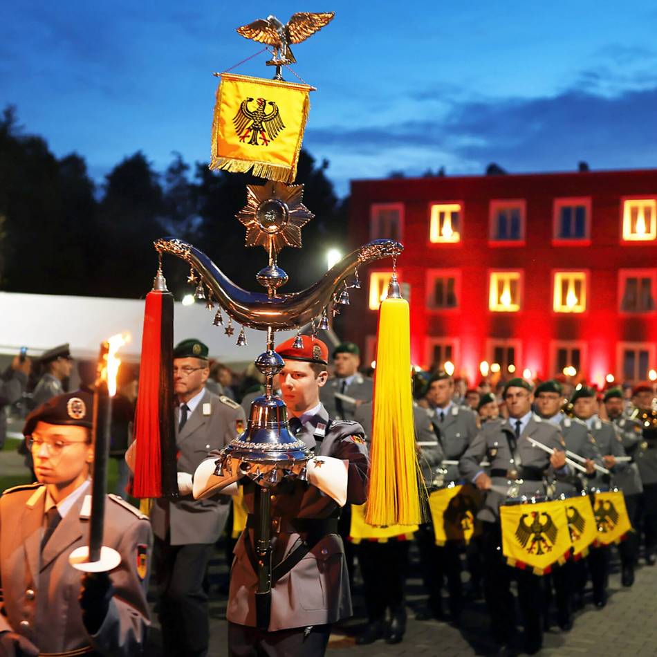 Musiksoldaten in Hilden: Großer Zapfenstreich in der Waldkaserne