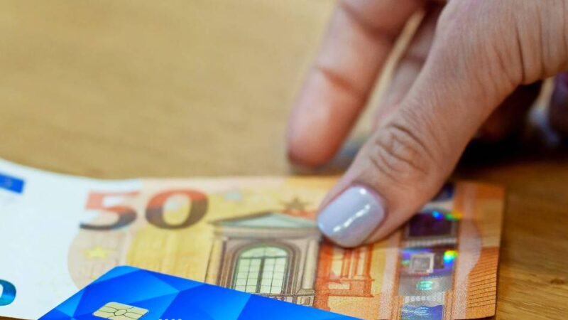 Kontroverse Diskussion: Kommt in Wülfrath die Bezahlkarte für Geflüchtete?