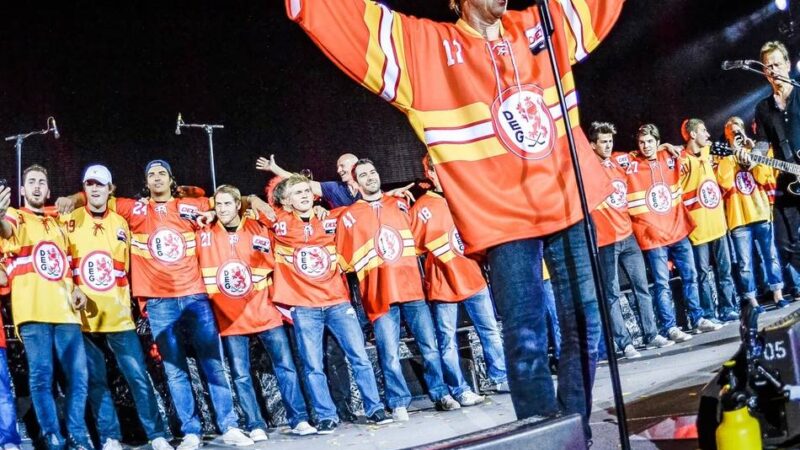 Gemeinsames Sondertrikot zum 90. Geburtstag: Die Toten Hosen helfen der Düsseldorfer EG einmal mehr