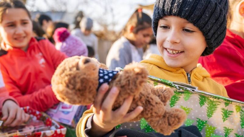 Aktion „Weihnachten im Schuhkarton“ in Hückeswagen: Liebevolle Geschenke für Kinder in Not
