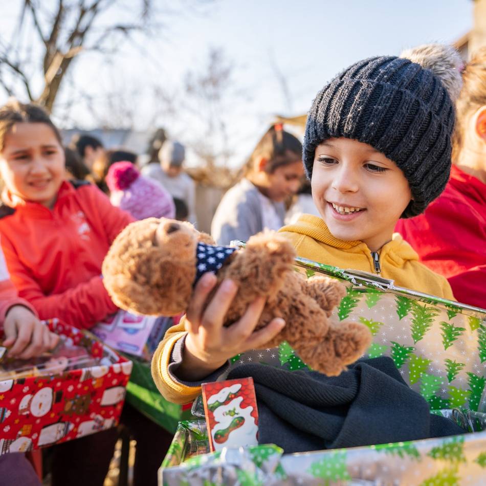 Aktion „Weihnachten im Schuhkarton“ in Hückeswagen: Liebevolle Geschenke für Kinder in Not