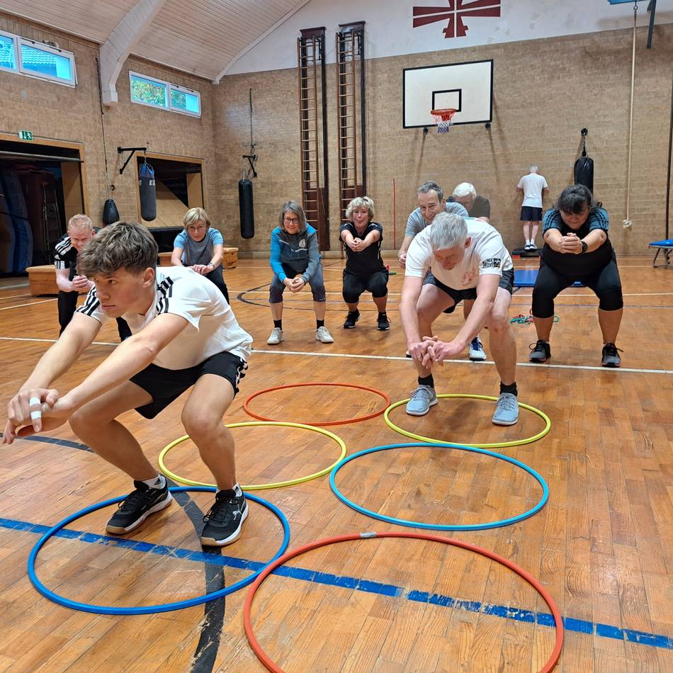 Skigymnastik beim ATV Hückeswagen: Tief in die Hocke, fit für die Piste