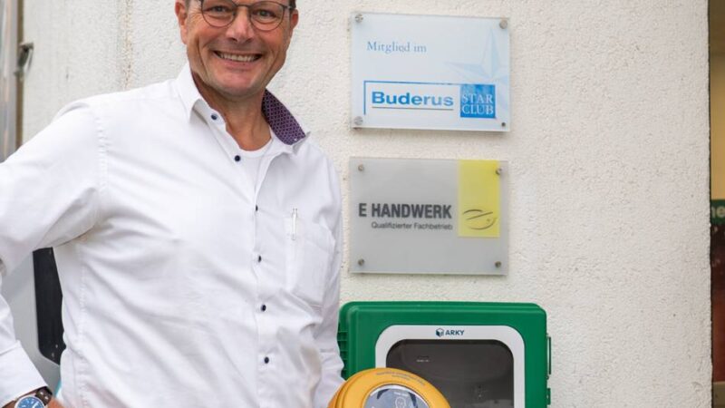 Schnelle Hilfe in Kleve: Firma Michels sorgt für ersten öffentlich zugänglichen Defibrillator in Warbeyen