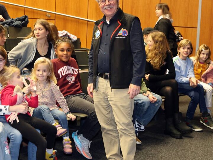 Austausch mit Mönchengladbacher Schülern: Reinhold Ewald zeigt Raumfahrt ganz nah