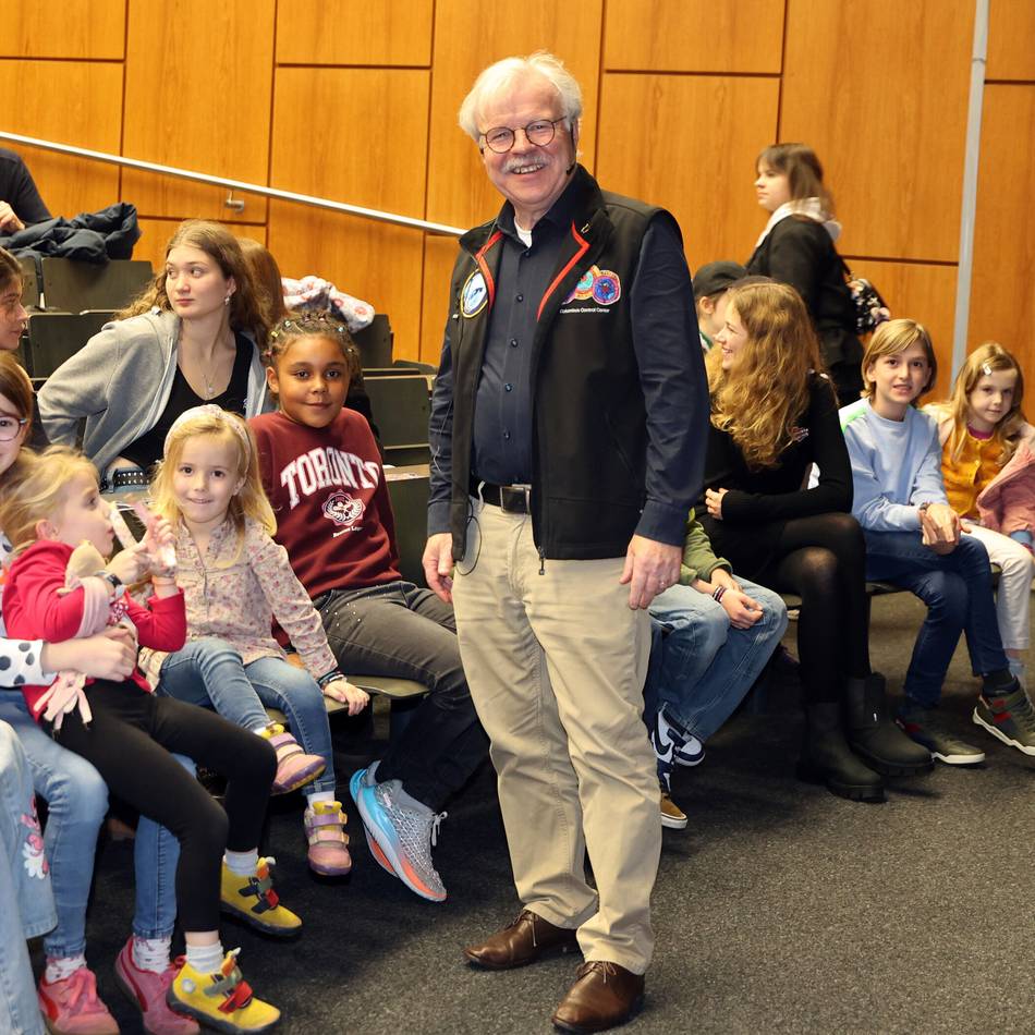 Austausch mit Mönchengladbacher Schülern: Reinhold Ewald zeigt Raumfahrt ganz nah