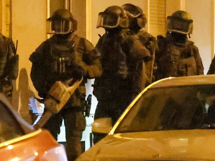 Razzia gegen Organisierte Kriminalität: Waffenfunde und Festnahmen nach SEK-Einsatz in Remscheid