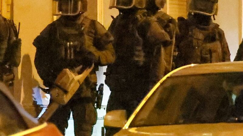 Razzia gegen Organisierte Kriminalität: Waffenfunde und Festnahmen nach SEK-Einsatz in Remscheid