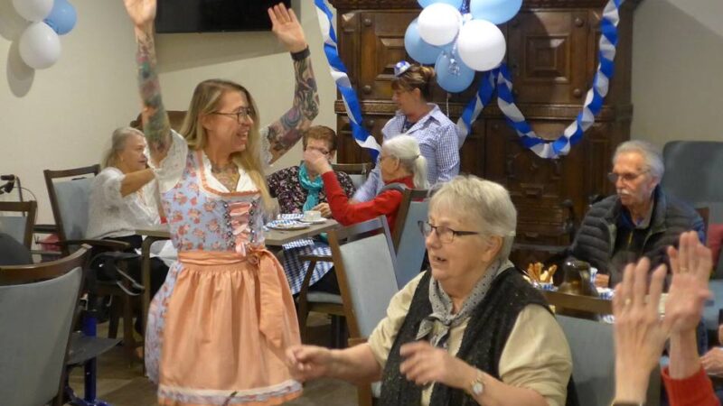 Alloheim-Pflegezentrum am Wiesenhof in Rheinberg: Beim Holzmichel-Lied blühen die Besucher der Tagespflege auf