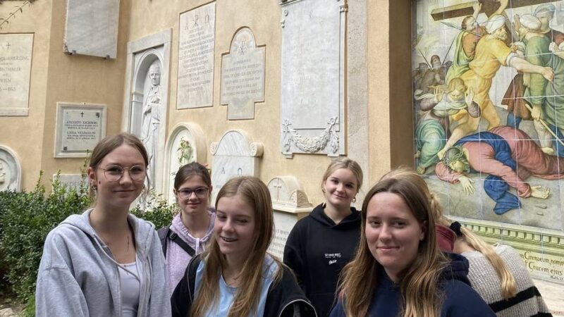 Firmlinge vom Niederrhein in Rom: Leben auf dem deutschen Friedhof