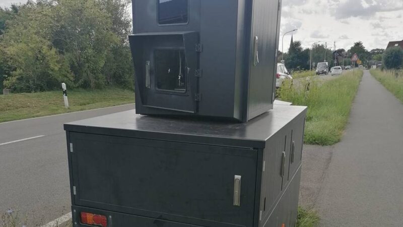 Polizei sucht Zeugen: Autofahrer schlägt in Xanten auf Blitzer ein