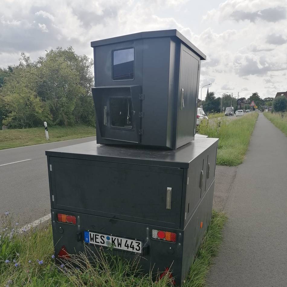 Polizei sucht Zeugen: Autofahrer schlägt in Xanten auf Blitzer ein