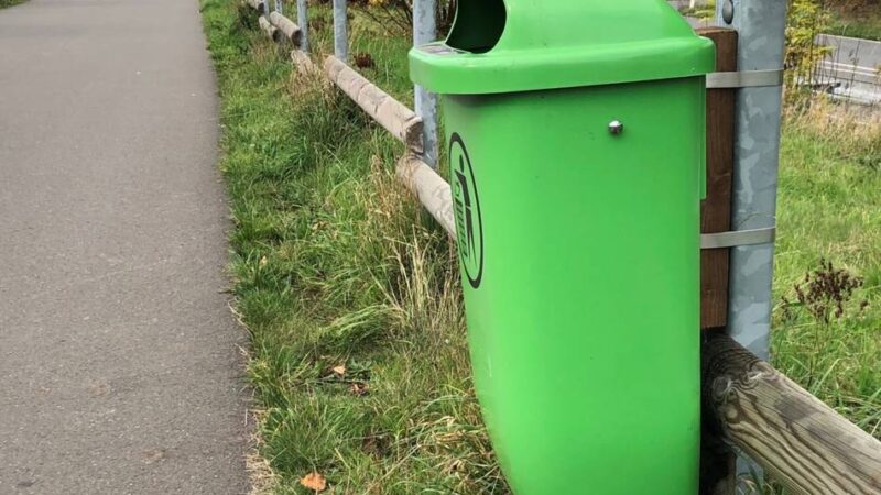 An der Balkantrasse in Wermelskirchen: Neue Mülleimer in grellem Grün