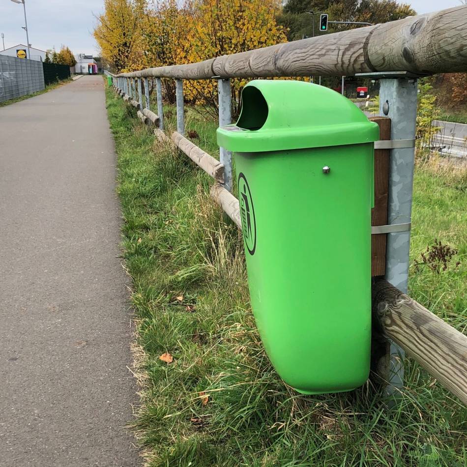An der Balkantrasse in Wermelskirchen: Neue Mülleimer in grellem Grün