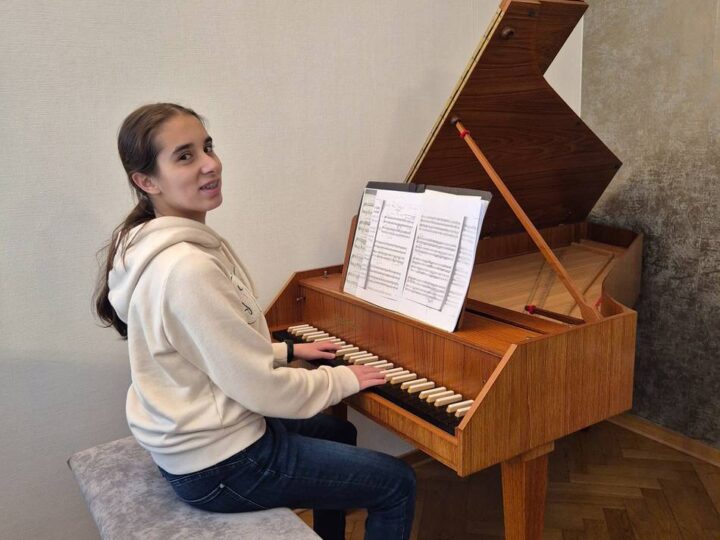 Großzügige Spende: Ein Cembalo für ein junges Musiktalent aus Mönchengladbach
