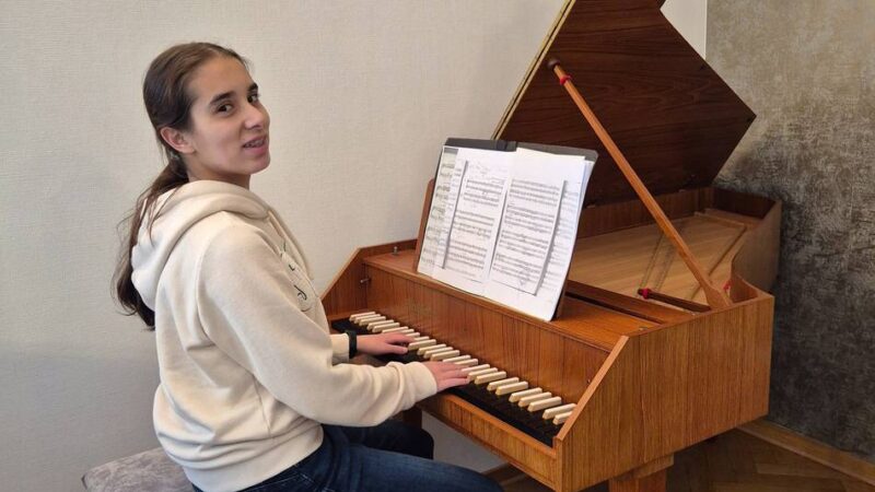 Großzügige Spende: Ein Cembalo für ein junges Musiktalent aus Mönchengladbach