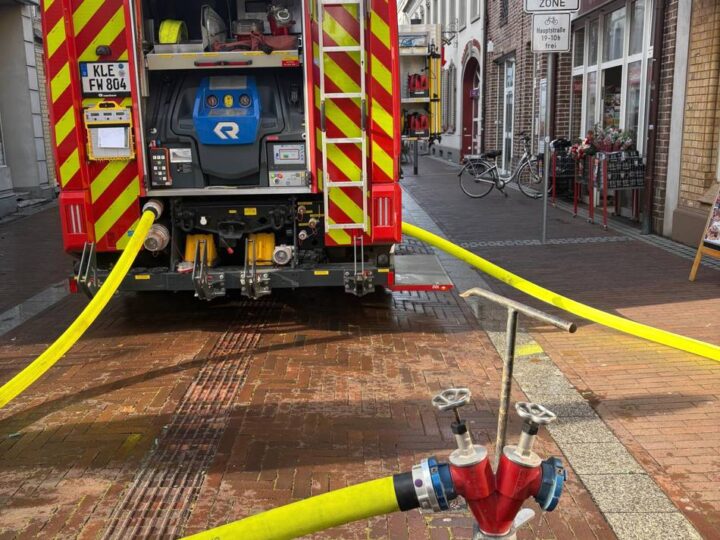 Feuer im Dachgeschoss: Straße nach Brand in Kevelaerer Innenstadt gesperrt