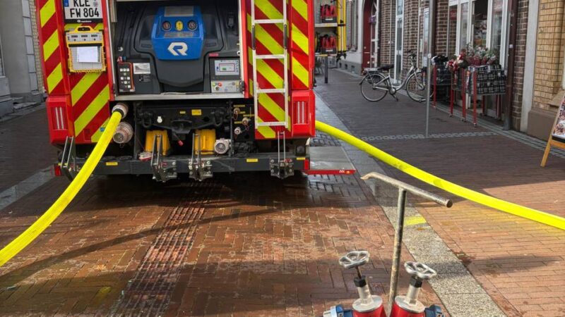 Feuer im Dachgeschoss: Straße nach Brand in Kevelaerer Innenstadt gesperrt