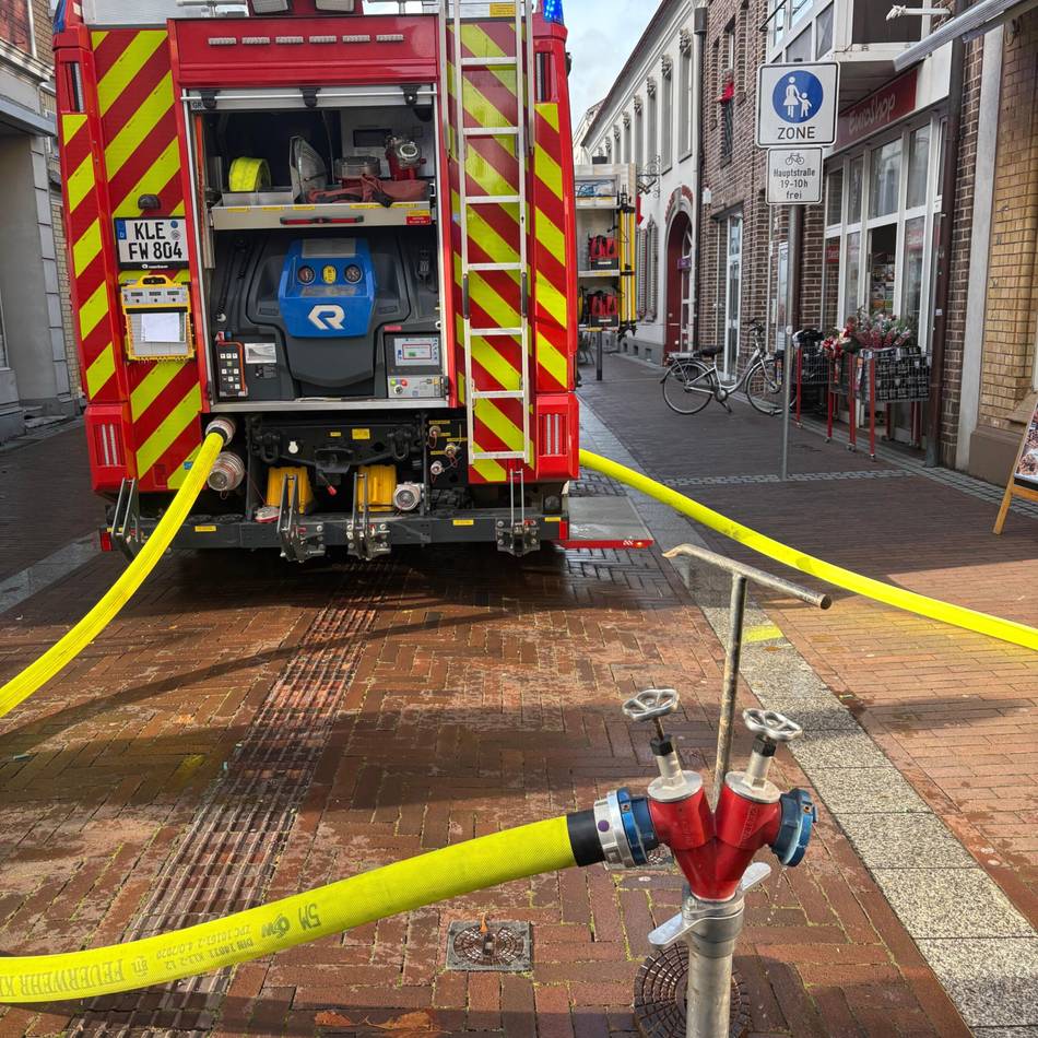 Feuer im Dachgeschoss: Straße nach Brand in Kevelaerer Innenstadt gesperrt