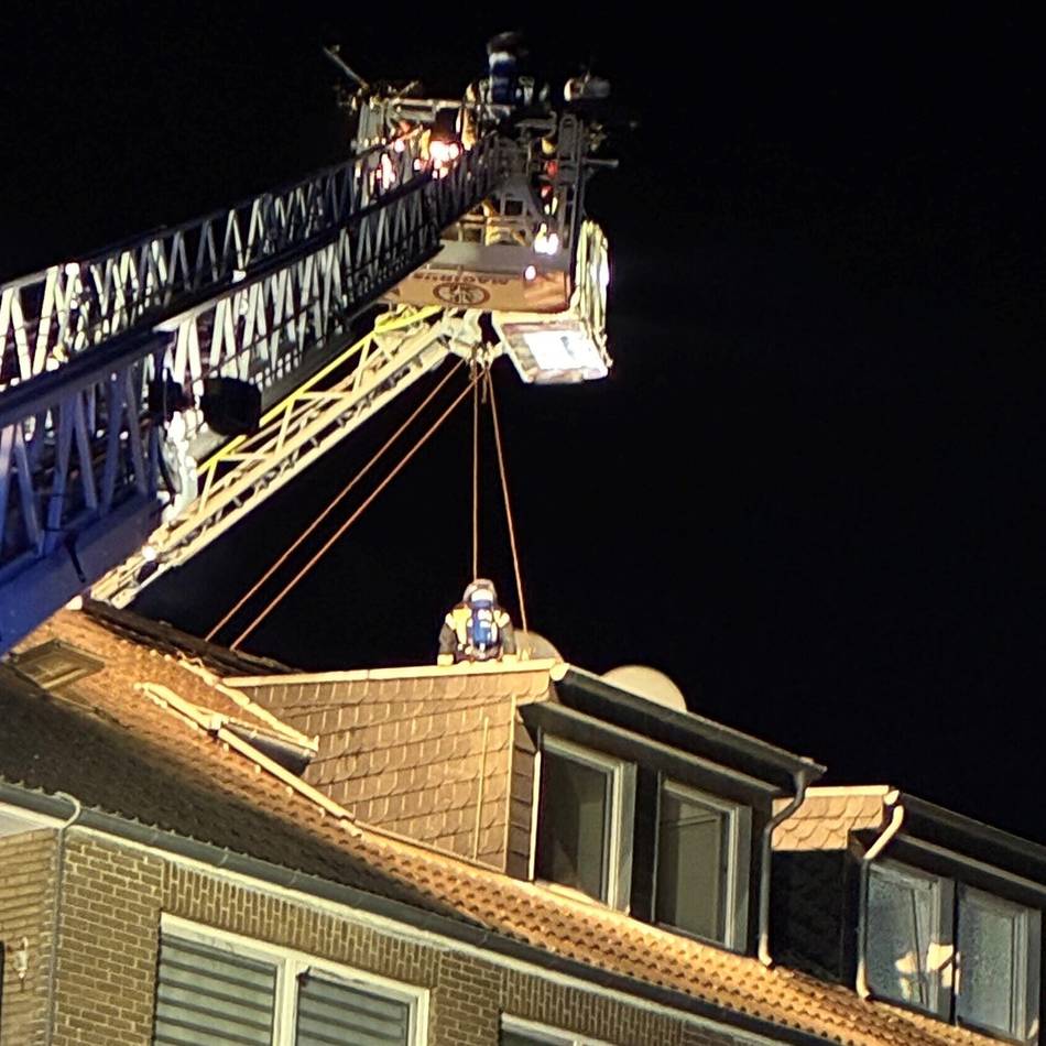 Einsatz in Willich: Feuerwehr löscht Brand in Dachgeschosswohnung