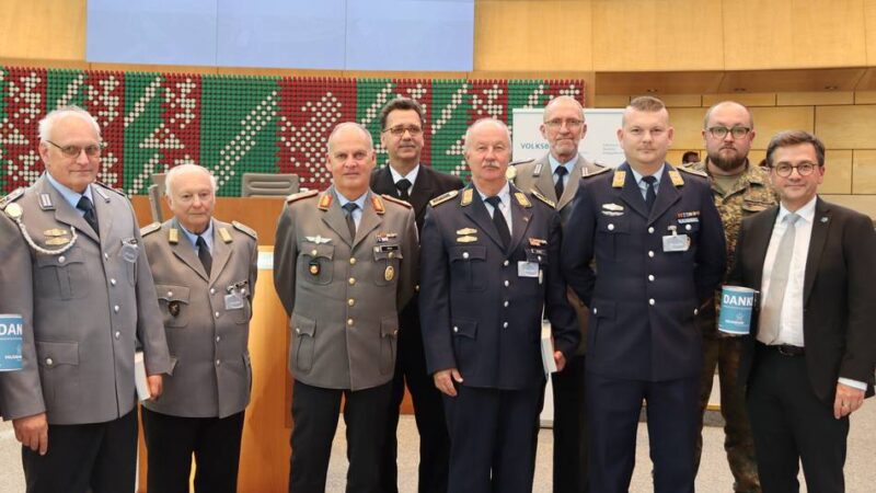 Einladung aus Düsseldorf: Dormagener Reservisten im Landtag