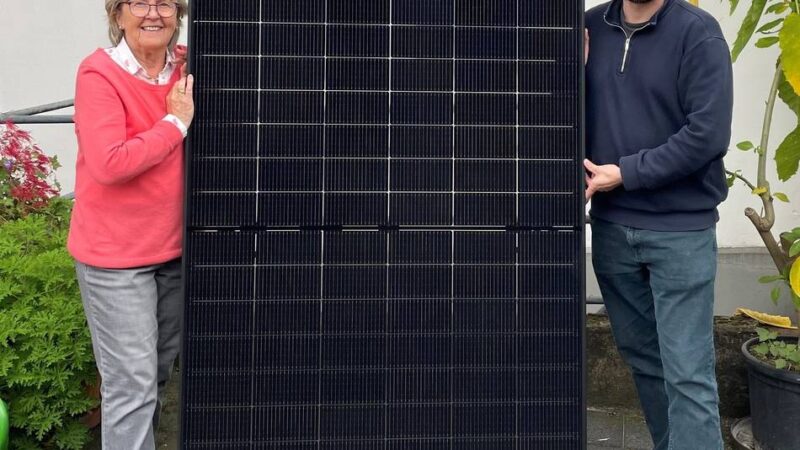 Aktion der Stadt: Ratingerin gewinnt Balkonkraftwerk bei Solartag-Verlosung