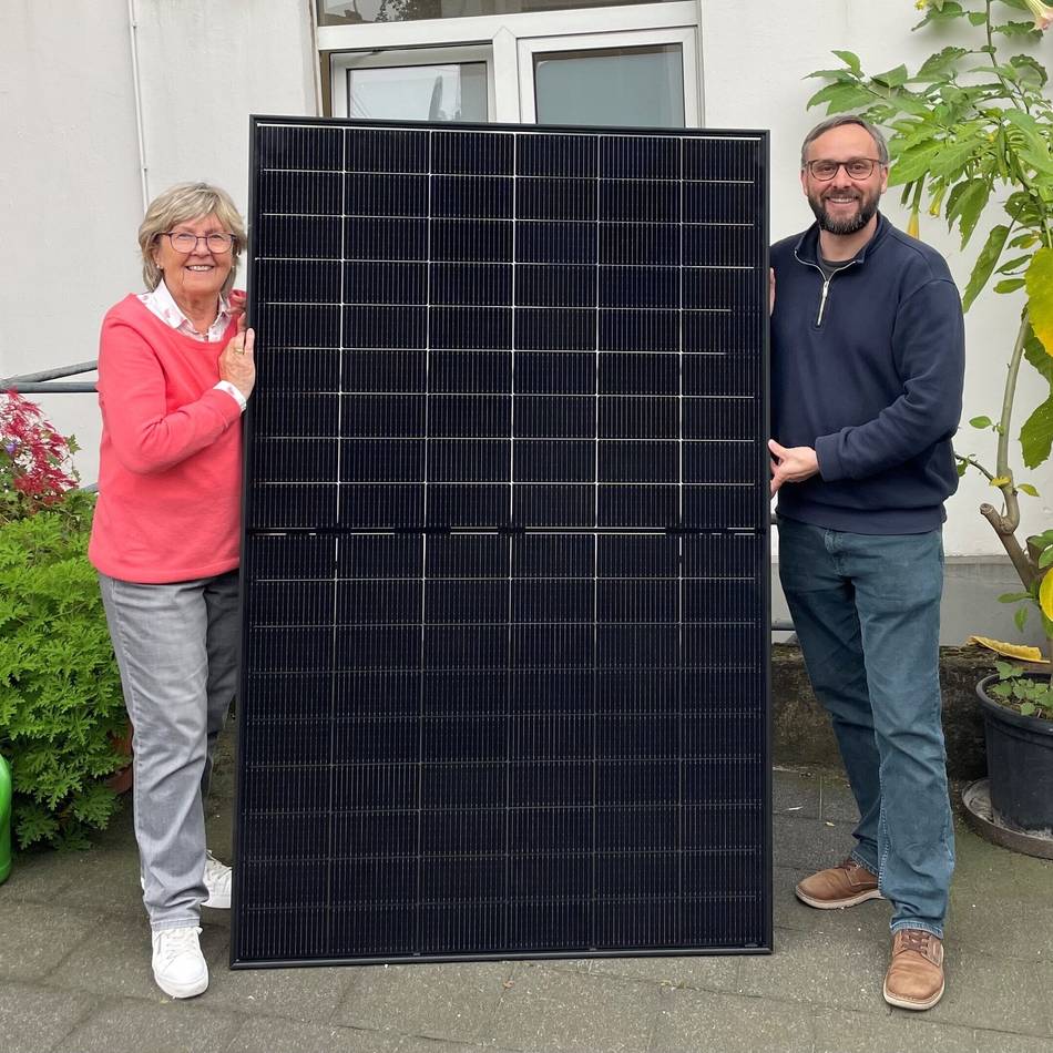 Aktion der Stadt: Ratingerin gewinnt Balkonkraftwerk bei Solartag-Verlosung