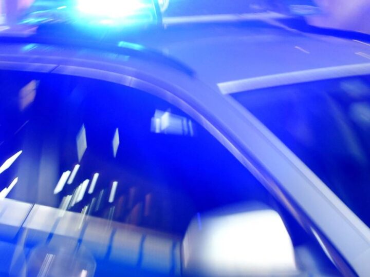 Polizei in Wesel hofft auf Zeugen: Schwarzer Mercedes vom Sportplatz-Parkplatz des PSV Lackhausen gestohlen