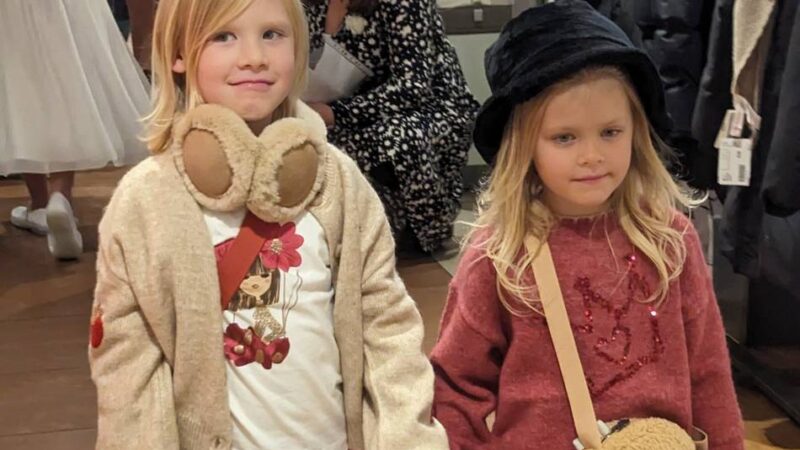 Kindermodenschau in Moers: Teddy-Optik, Paillettenprints und Baggy-Hose – das ist im Herbst und Winter angesagt