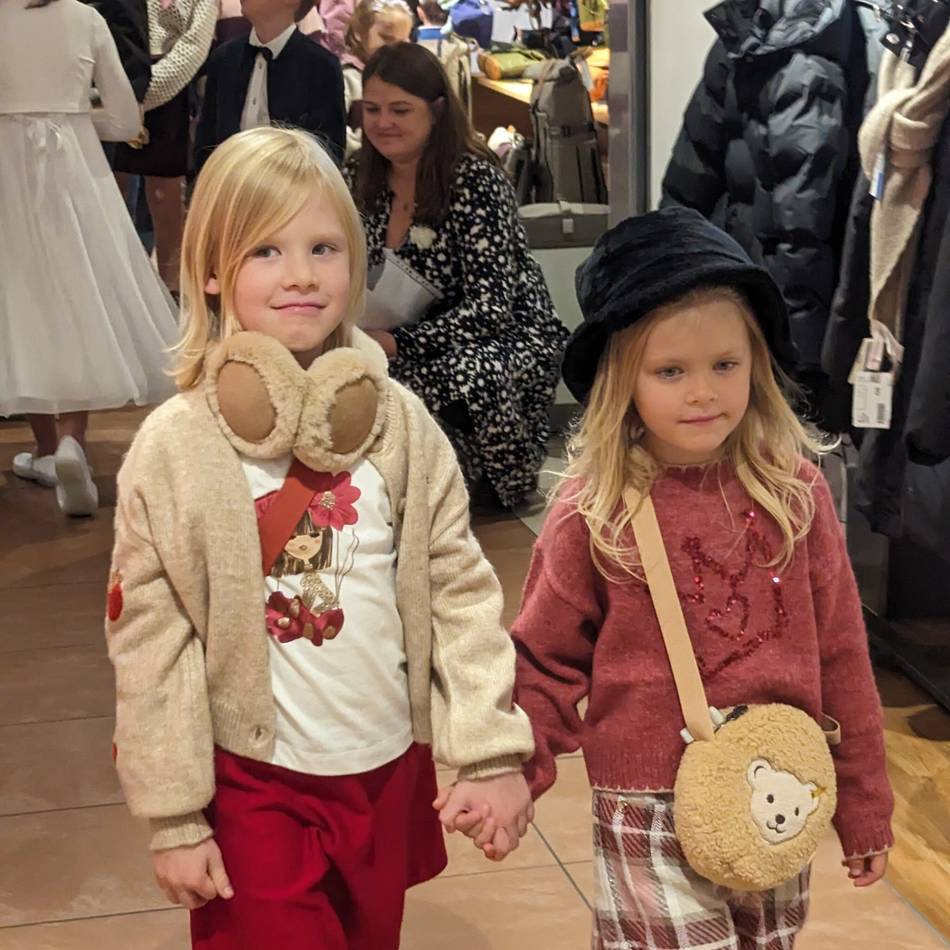 Kindermodenschau in Moers: Teddy-Optik, Paillettenprints und Baggy-Hose – das ist im Herbst und Winter angesagt