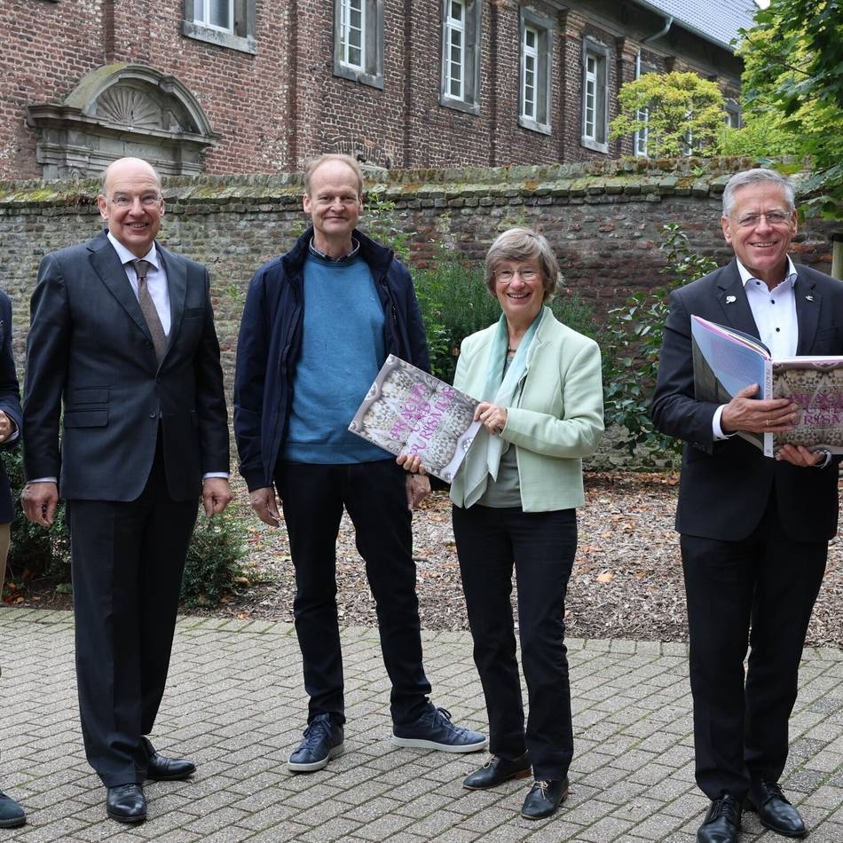 Buch über Kirchen, Kapellen und Klöster im Rhein-Kreis: Eine Zeitreise durch 1200 Jahre Baukunst