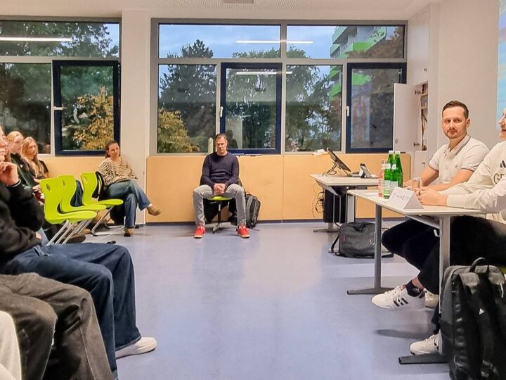 Vom Cusanus-Gymnasium auf die Weltbühne: Olympionikin Nina Holt begeistert Schüler mit Einblicken in ihren Profi-Schwimmeralltag
