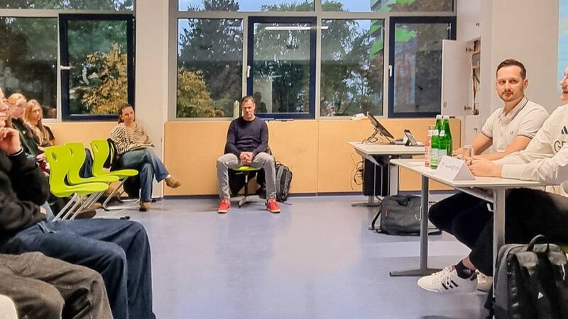 Vom Cusanus-Gymnasium auf die Weltbühne: Olympionikin Nina Holt begeistert Schüler mit Einblicken in ihren Profi-Schwimmeralltag