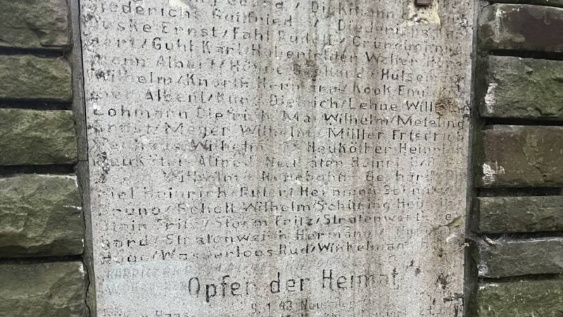 Gemeinde Hünxe entsetzt: Bronzeplatten von Ehrenmal gestohlen