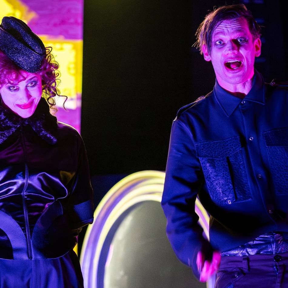 „Der Menschenfeind“ feiert in Düsseldorf Premiere: Alceste flieht ins Sauerland