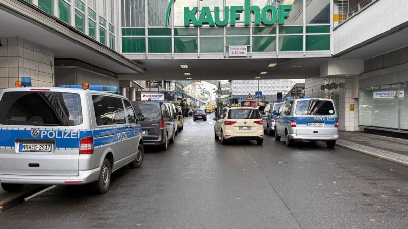 Übung in der Krefelder City: Neusser Polizeihunde trainieren im leerstehenden Kaufhof