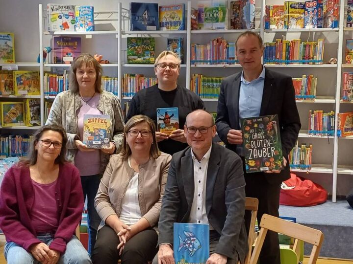 Stadtbücherei in Hückeswagen: Kreissparkasse spendet 1000 Euro für Kindermedien und Klappstühle