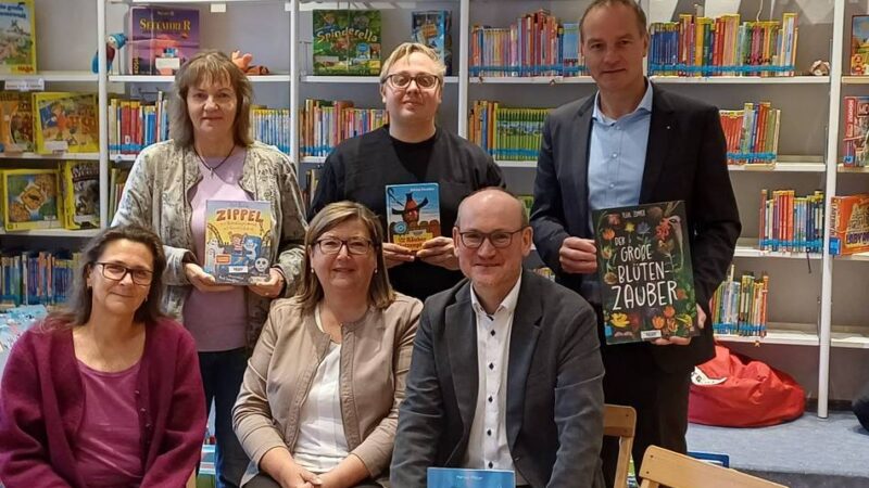 Stadtbücherei in Hückeswagen: Kreissparkasse spendet 1000 Euro für Kindermedien und Klappstühle