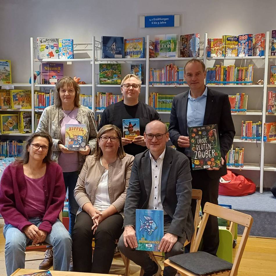 Stadtbücherei in Hückeswagen: Kreissparkasse spendet 1000 Euro für Kindermedien und Klappstühle