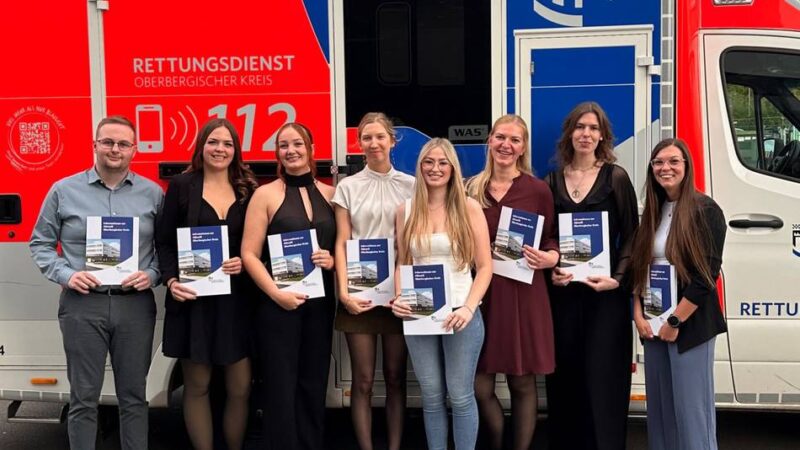 Leben retten im Oberbergischen Kreis: Ausbildung zum Notfallsanitäter erfolgreich beendet
