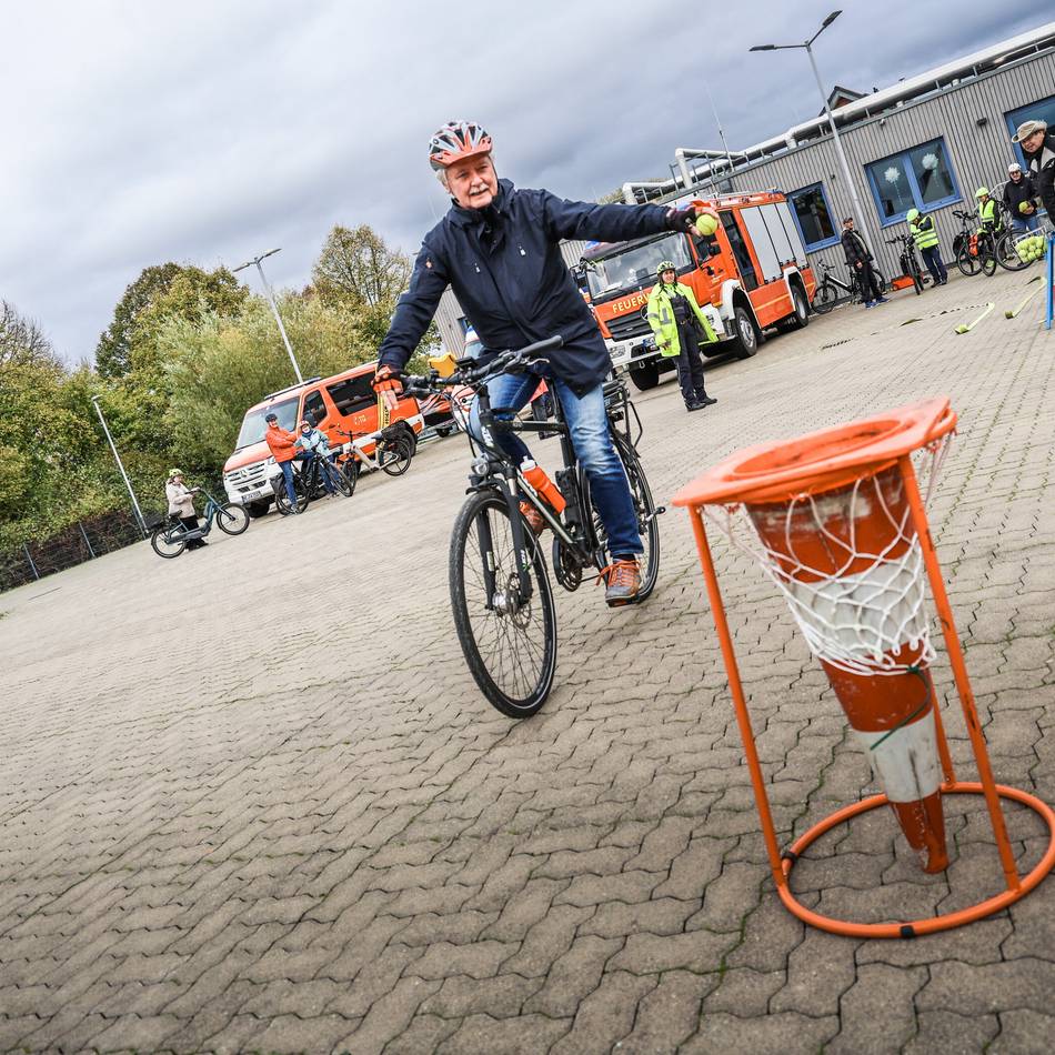 Gefahren auf dem E-Bike: „Sichtbarkeit ist Sicherheit“ – Training für Senioren