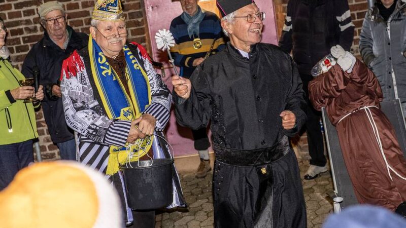 Karneval früher in Angermund: „Beim Schunkeln schwankte das gesamte Holzgerüst kräftig mit“