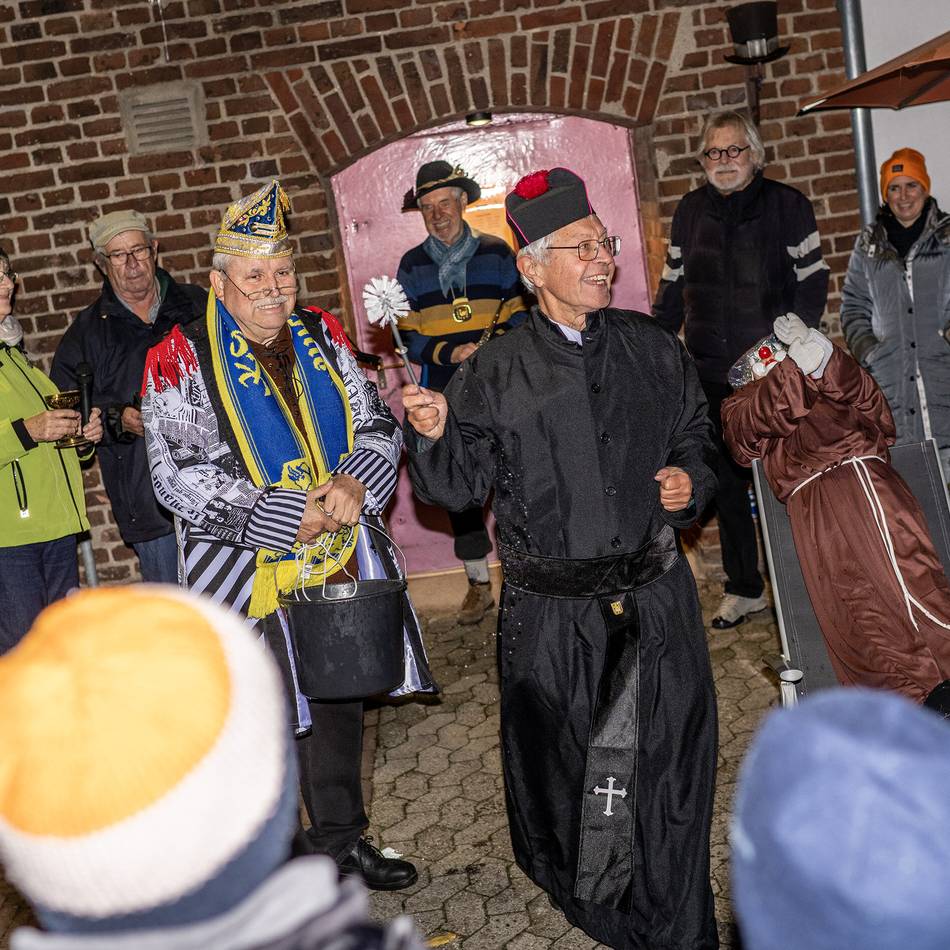 Karneval früher in Angermund: „Beim Schunkeln schwankte das gesamte Holzgerüst kräftig mit“