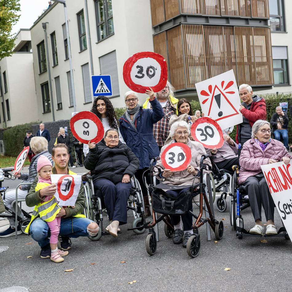 Tempo 30 in Neuss: Kinder und Senioren setzen „starkes Statement“ in Norf