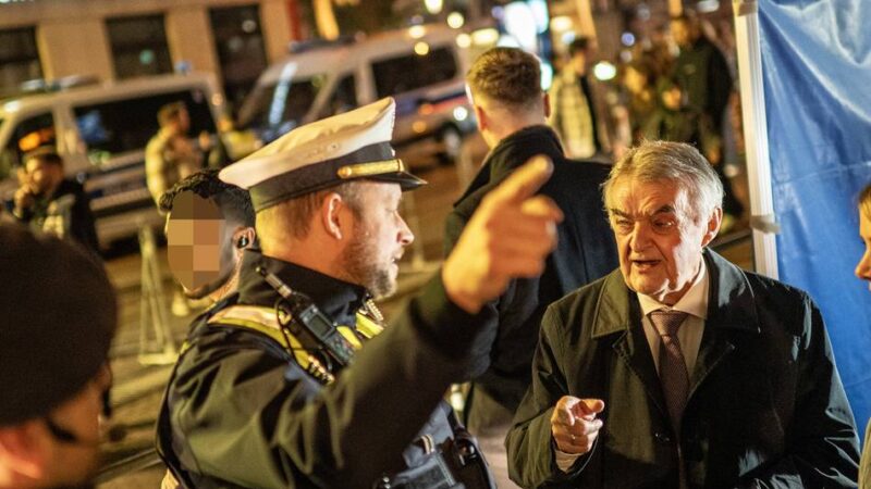 Waffenverbotszone: Polizeikontrolle in der Düsseldorfer Altstadt mit Großaufgebot