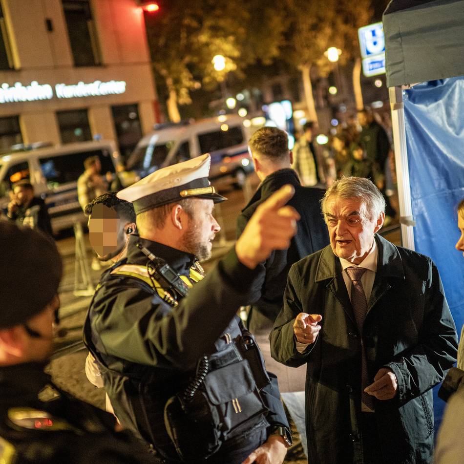 Waffenverbotszone: Polizeikontrolle in der Düsseldorfer Altstadt mit Großaufgebot