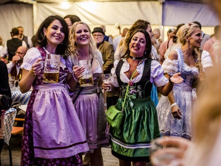 Zünftige Feier im Linksrheinischen: Oktoberfest in Niederkassel mit 2500 Besuchern