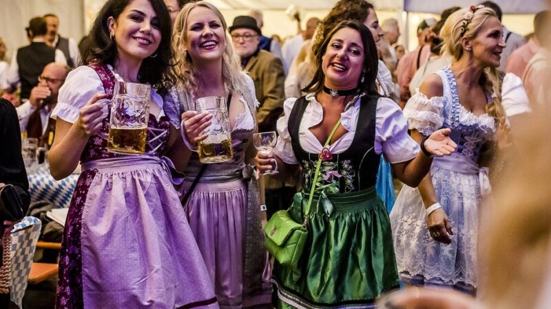 Zünftige Feier im Linksrheinischen: Oktoberfest in Niederkassel mit 2500 Besuchern